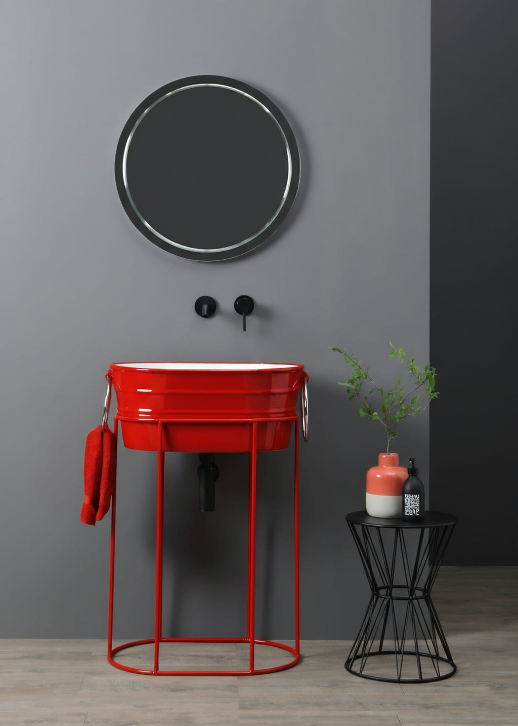 scenografica lavabo Tinozza Rosso con anelli su struttura in metallo Rossa