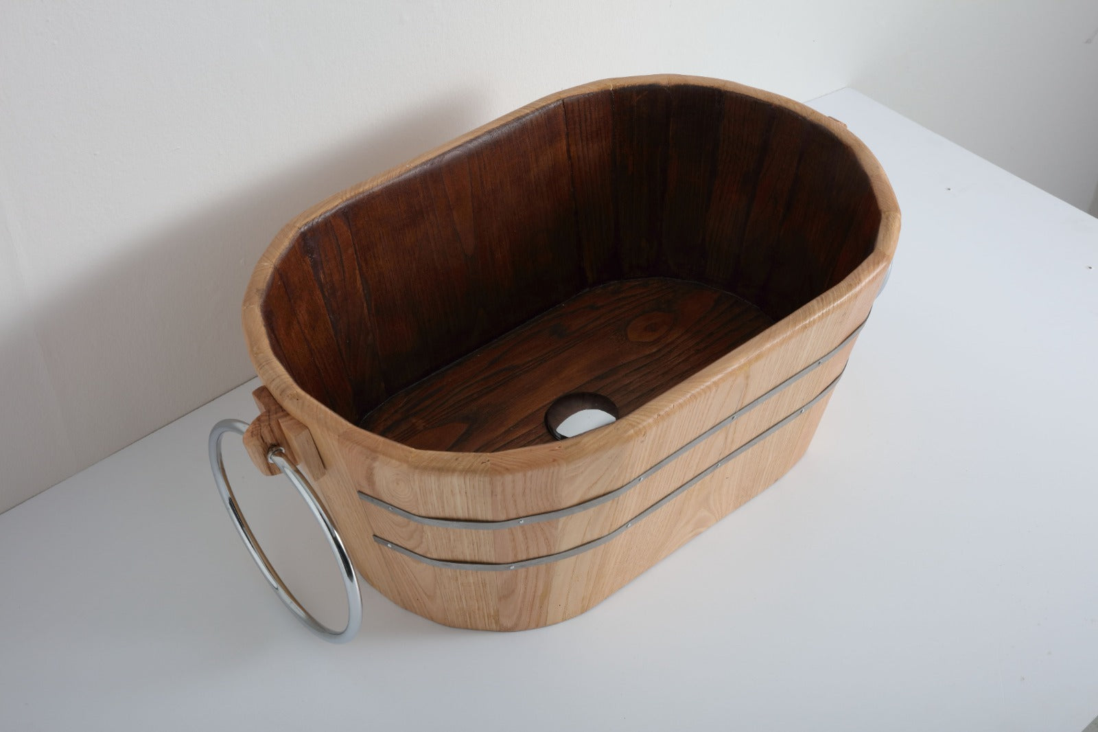 vista alta del lavabo ovale Tinozza in legno frassino con anelli cromo