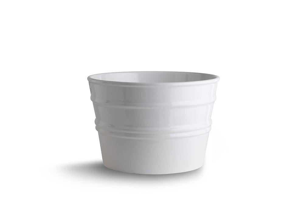 Bacile in ceramica bianca con superficie liscia e linee decorative, design moderno.