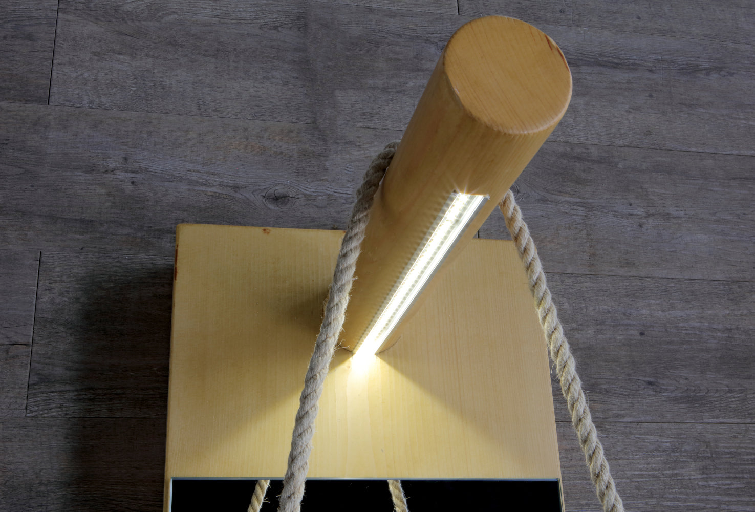 HOLZBODENSTRUKTUR MIT SPIEGEL POZZO TINOZZA