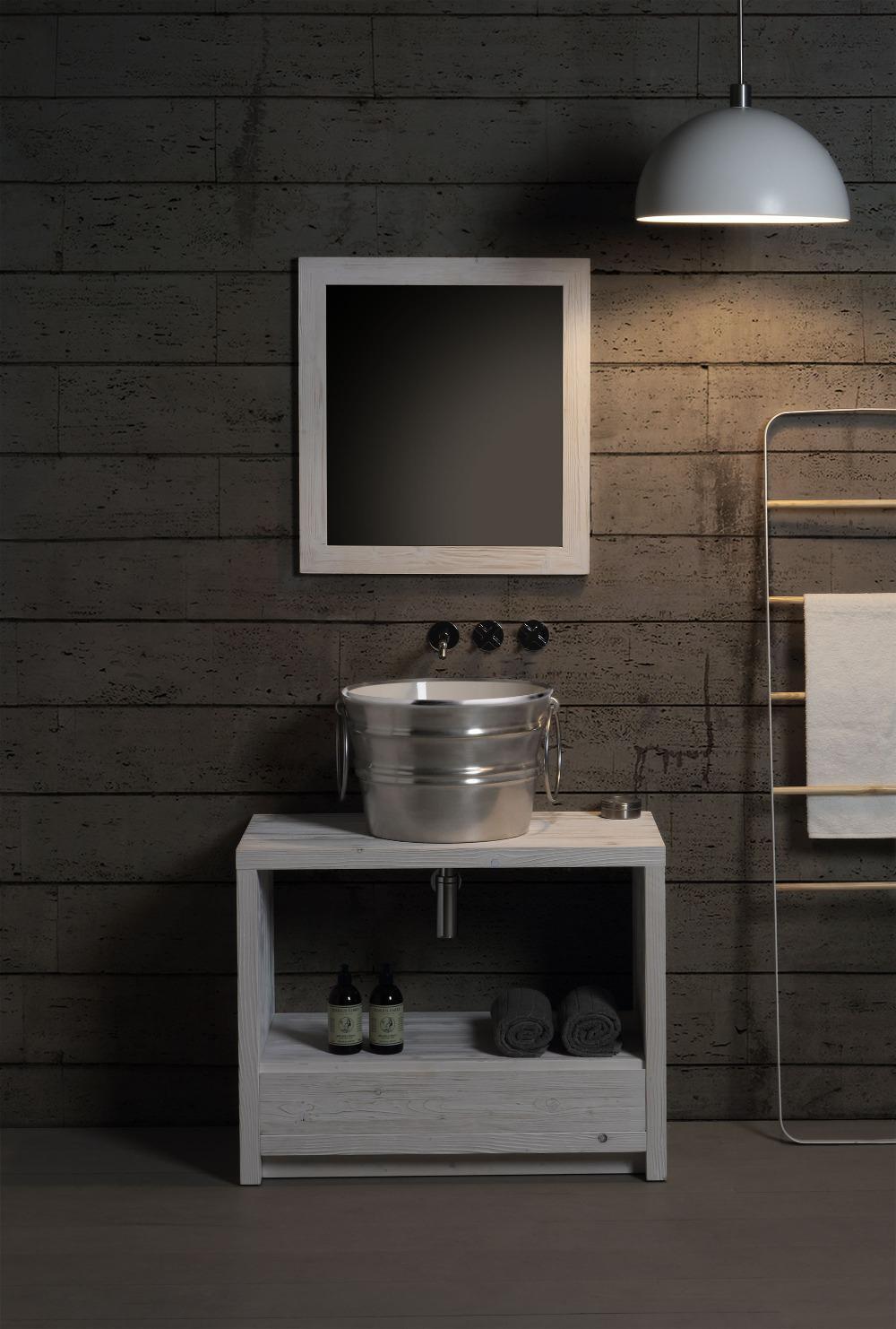 Specchiera rettangolare moderna con cornice chiara in bagno dallo stile industriale