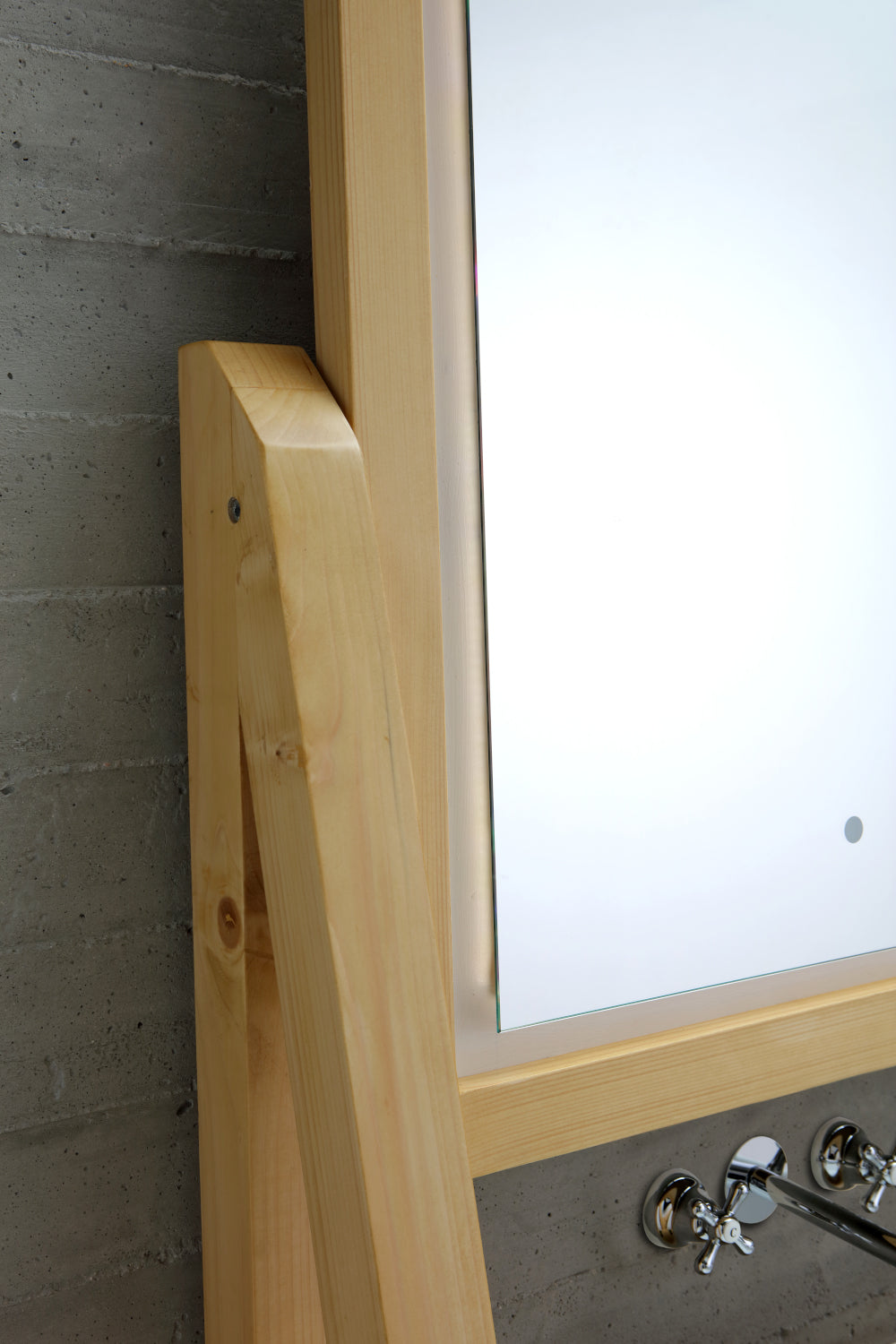 Mobile da terra in legno con specchio Camerino